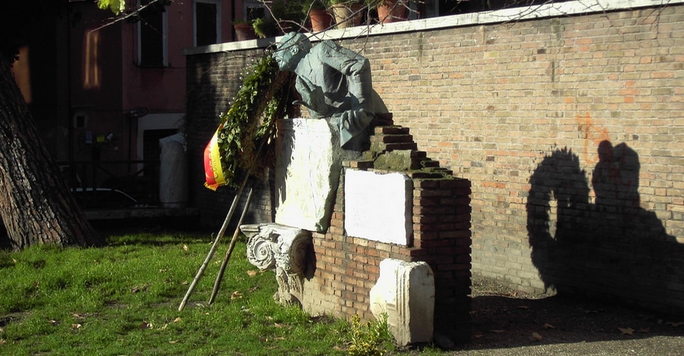 Monument en bronze au poète Trilussa par Lorenzo Ferri (1954) sur la Piazza Trilussa, dans le Trastevere à Rome