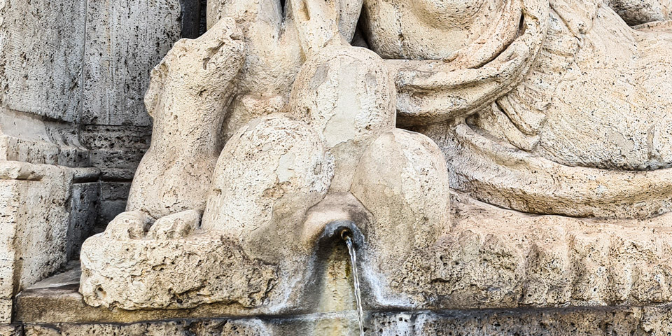 mont à trois sommets référence héraldique au pape Sixte V Peretti fontaine de Diane Rome
