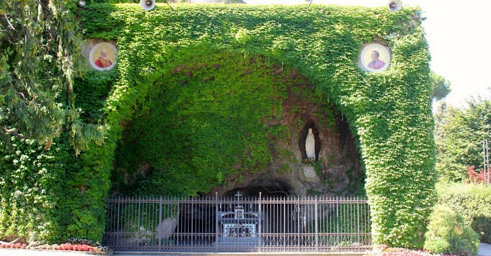 Lourdes dans les jardins