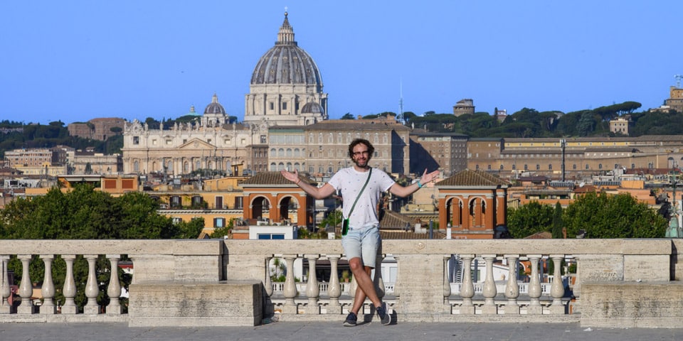 vues sur la majestueuse Basilique Saint-Pierre de la Cité du Vatican depuis le belvédère de la Villa Borghese vues sur la majestueuse Basilique Saint-Pierre de la Cité du Vatican depuis le belvédère de la Villa Borghese