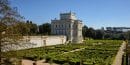 Casino del Bel Respiro au-dessus des haies géométriques du Jardin Secret de la Villa Doria Pamphilj