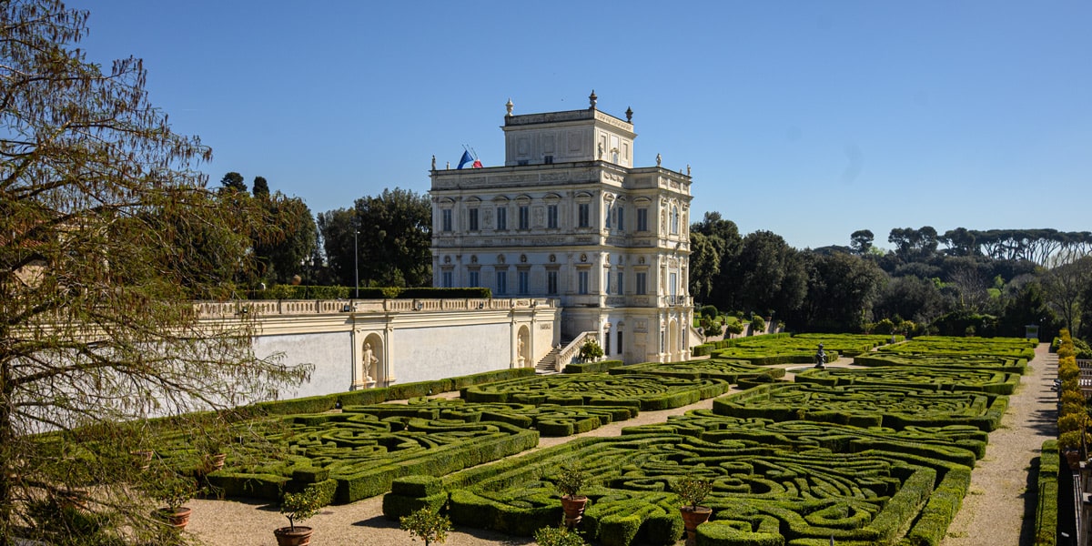 Casino del Bel Respiro au-dessus des haies géométriques du Jardin Secret de la Villa Doria Pamphilj
