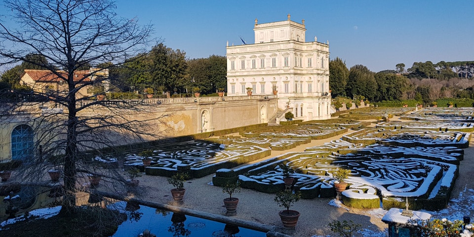 Neige soulignant les haies du Jardin Secret près du Casino del Bel Respiro en février 2018