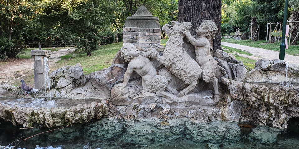 Jeunes satyres jouant avec une chèvre dans une fontaine en rocaille à Villa Sciarra, à Rome